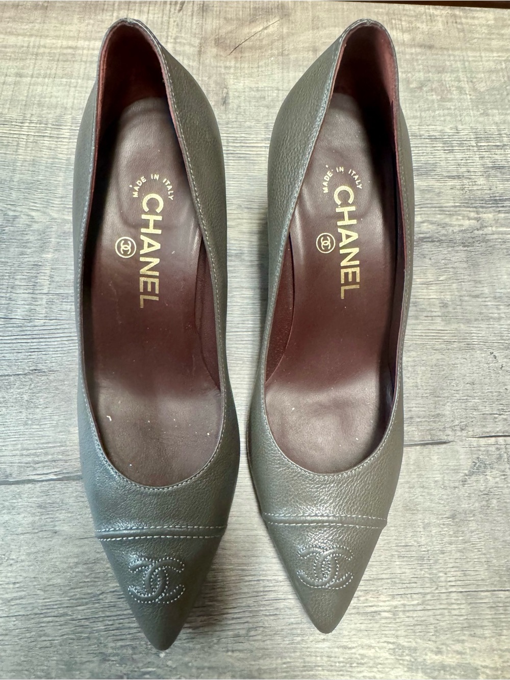 CHANEL Gray Pointed Toe Pebbled Leather Pumps - Vintage